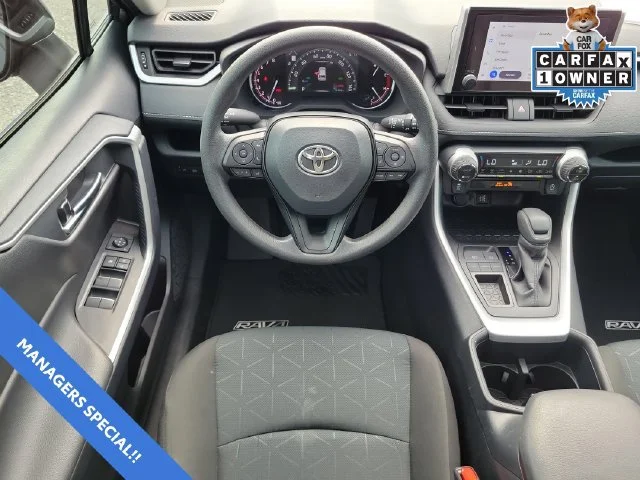 2025 Toyota RAV4 XLE - Photo 15