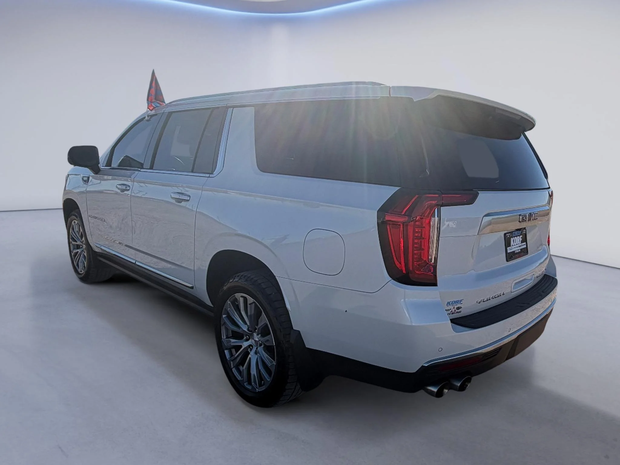 Used 2022 White Frost Tricoat GMC Denali image 7