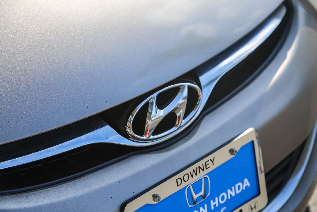 Used 2011 Desert Bronze Metallic Hyundai GLS image 11
