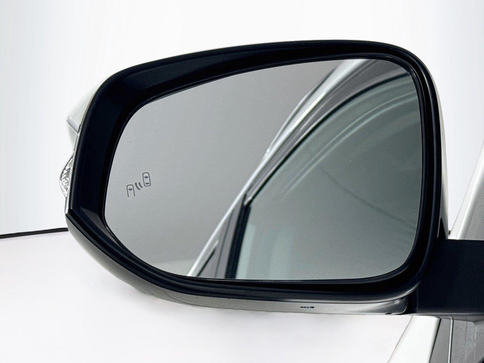 Used 2018 Super White Toyota XLE image 5