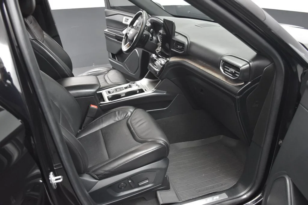 Used 2021 Black Metallic Ford Platinum image 28