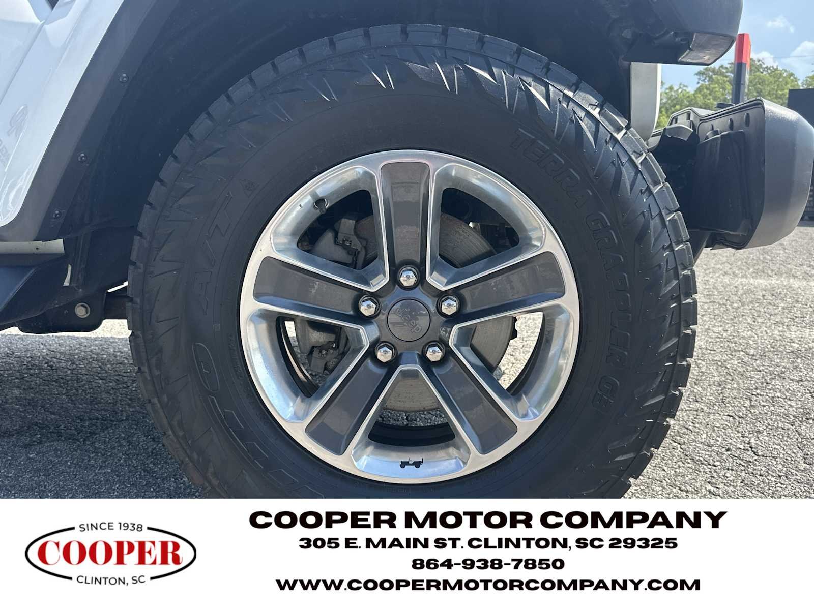 Used 2018 Bright White Clearcoat Jeep Sahara image 12