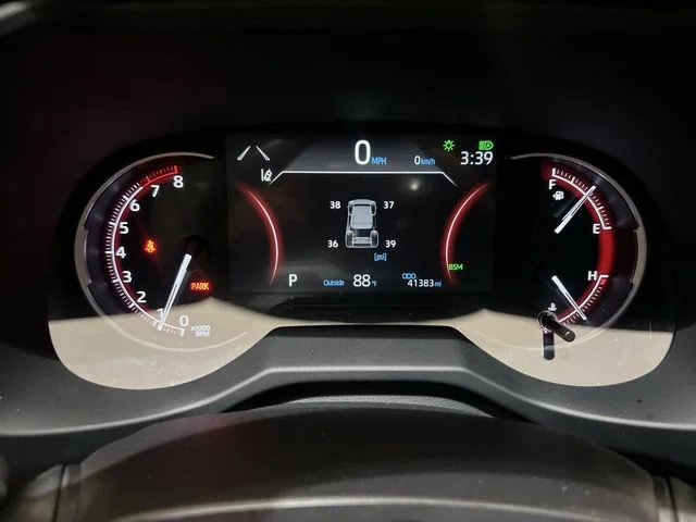 2025 Toyota RAV4 XLE - Photo 11