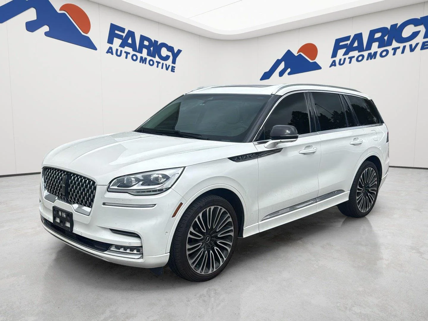 Used 2023 Pristine White Metallic Tri-Coat Lincoln Black Label image 3