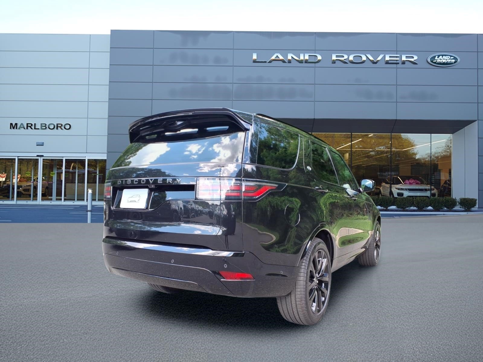 New 2026 Santorini Black Land Rover Dynamic SE image 2