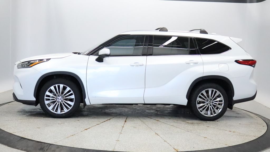 Used 2022 Toyota Highlander Hybrid Limited with VIN 5TDEBRCH5NS086447 for sale in Coon Rapids, Minnesota