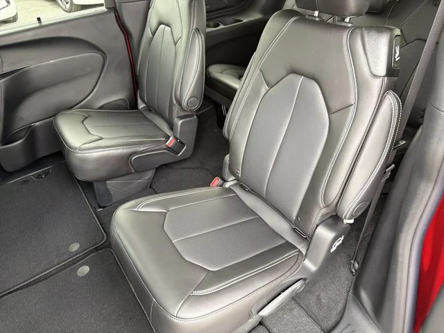 New 2027 Red Hot Pearl-Coat Exterior Paint Chrysler Select image 18