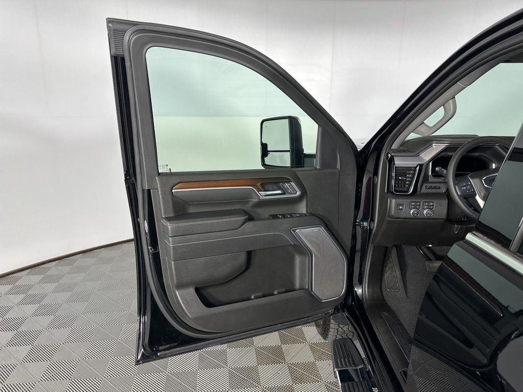 Used 2025 Onyx Black GMC Denali image 23
