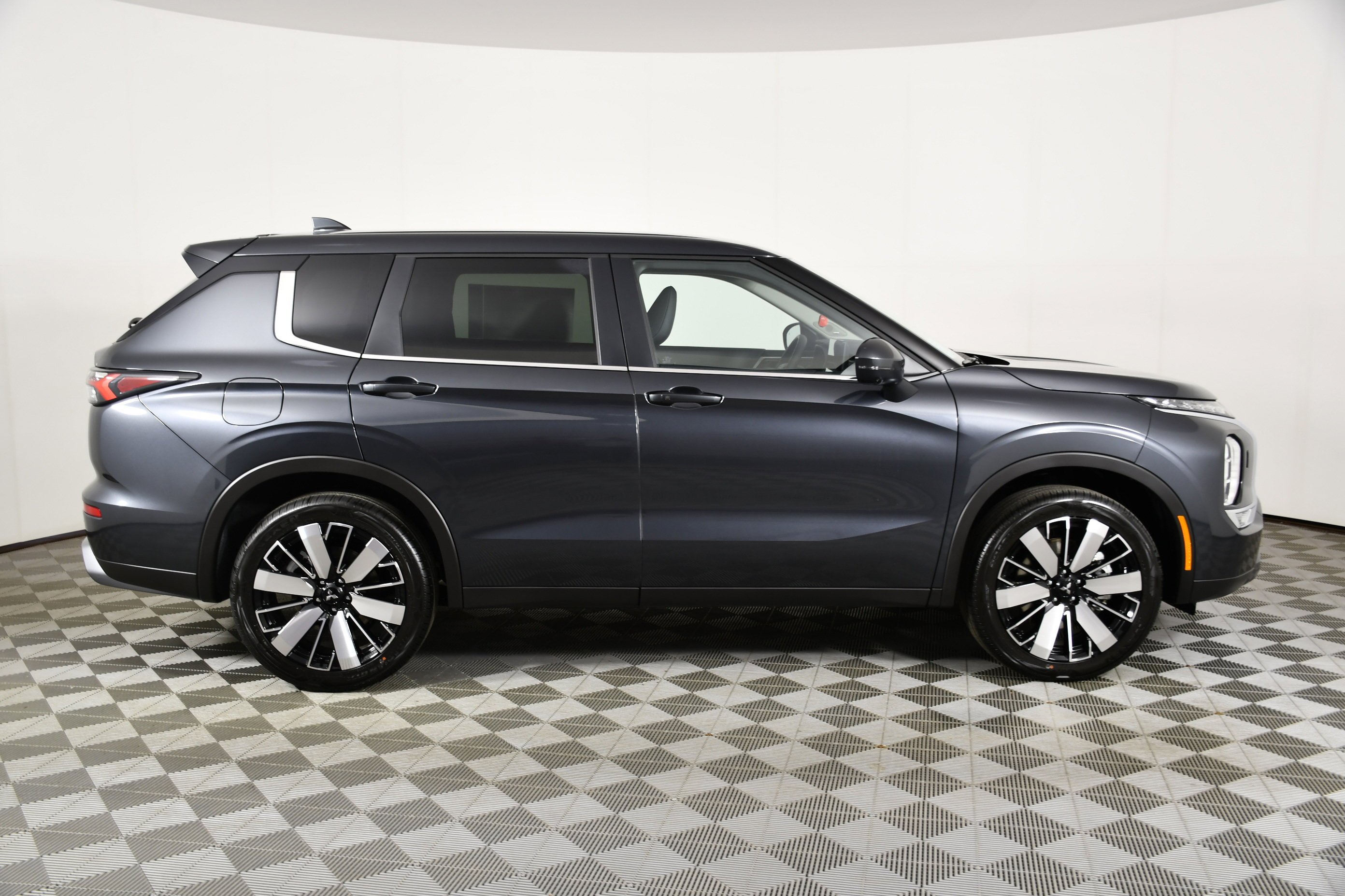 New 2026 Graphite Gray Mitsubishi SE image 5