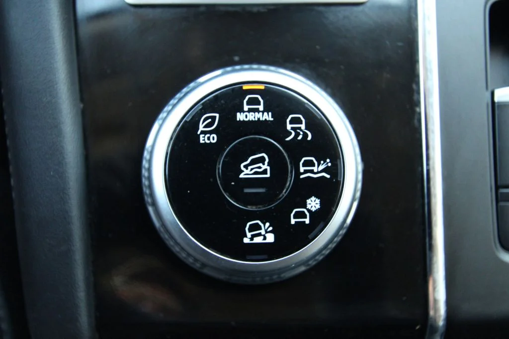 Used 2024  Mitsubishi SE image 28