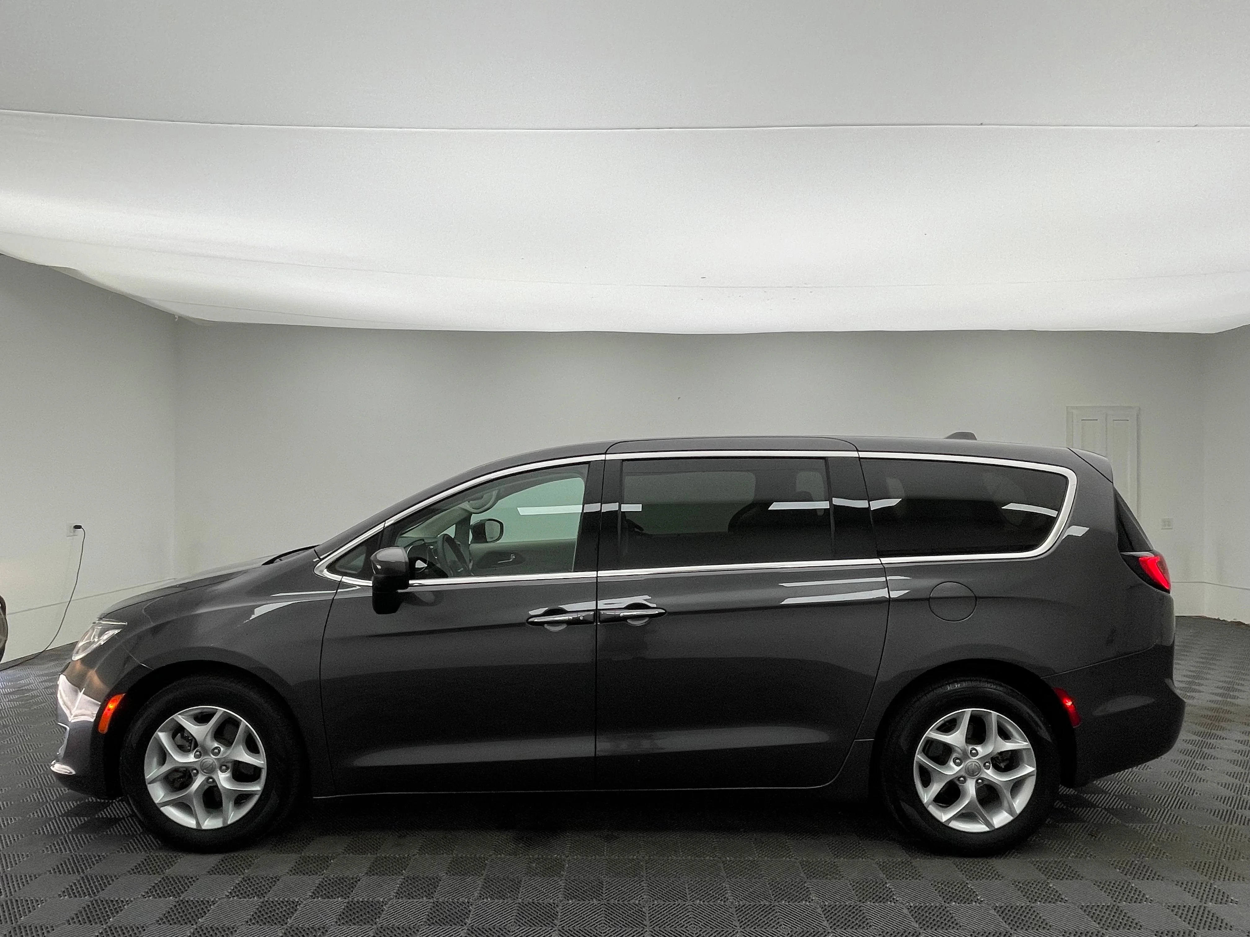 Used 2017 Granite Crystal Metallic Clearcoat Chrysler Touring L image 12