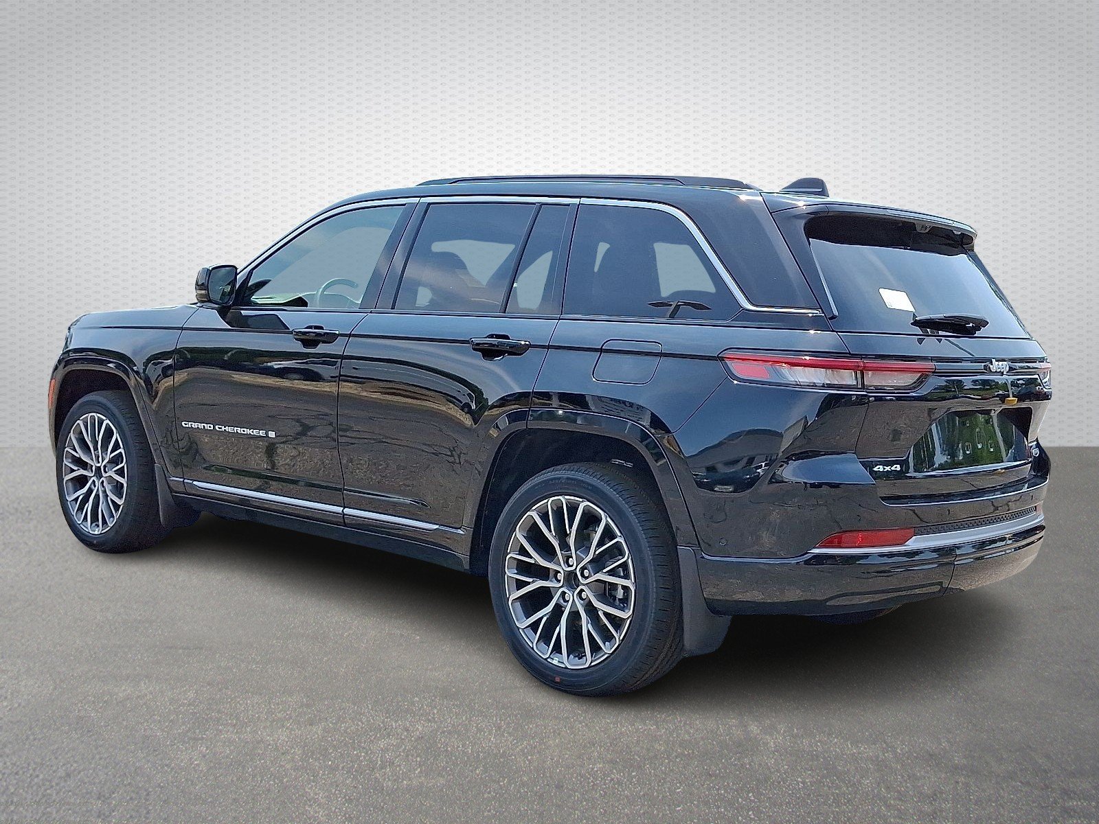 New 2026 Diamond Black Crystal Pearl-Coat Exterior Paint Jeep Summit 4x4 image 3