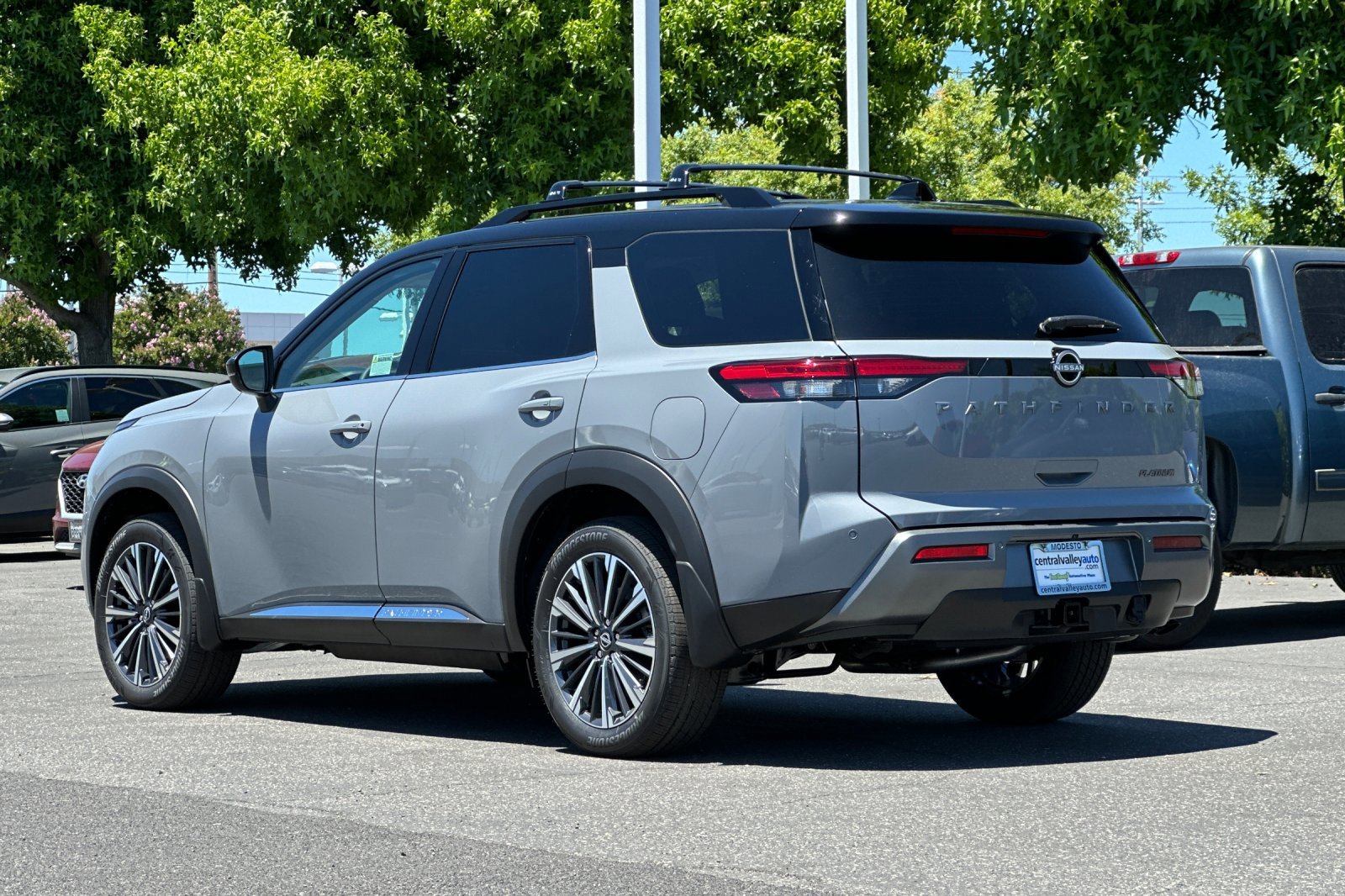 New 2026 Boulder Gray Pearl/Super Black Nissan Platinum image 6