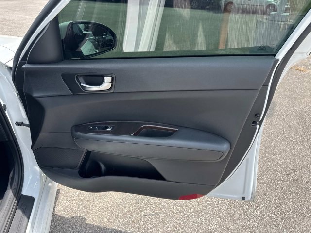 Used 2018 White Kia EX image 24