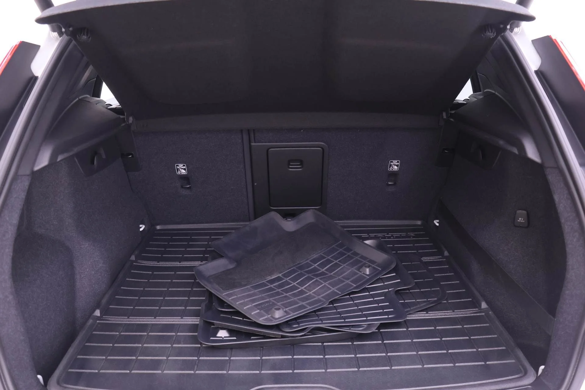 Used 2019 White Volvo Momentum image 18