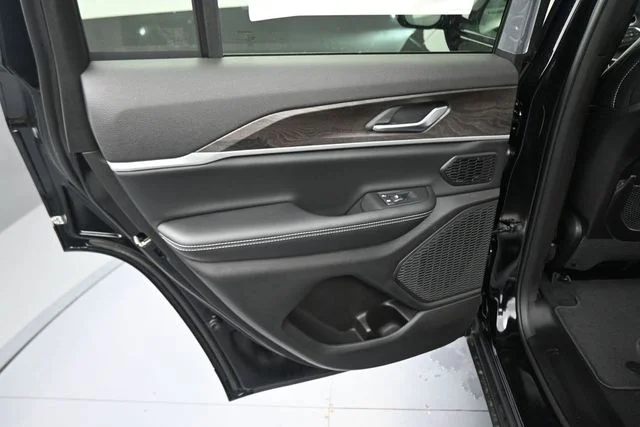 New 2026 Diamond Black Crystal Pearlcoat Jeep Limited image 25