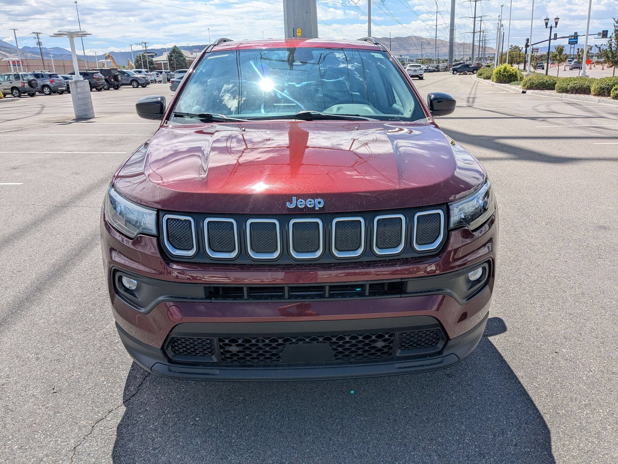 Used 2022 Velvet Red Pearlcoat Jeep Latitude Lux image 9