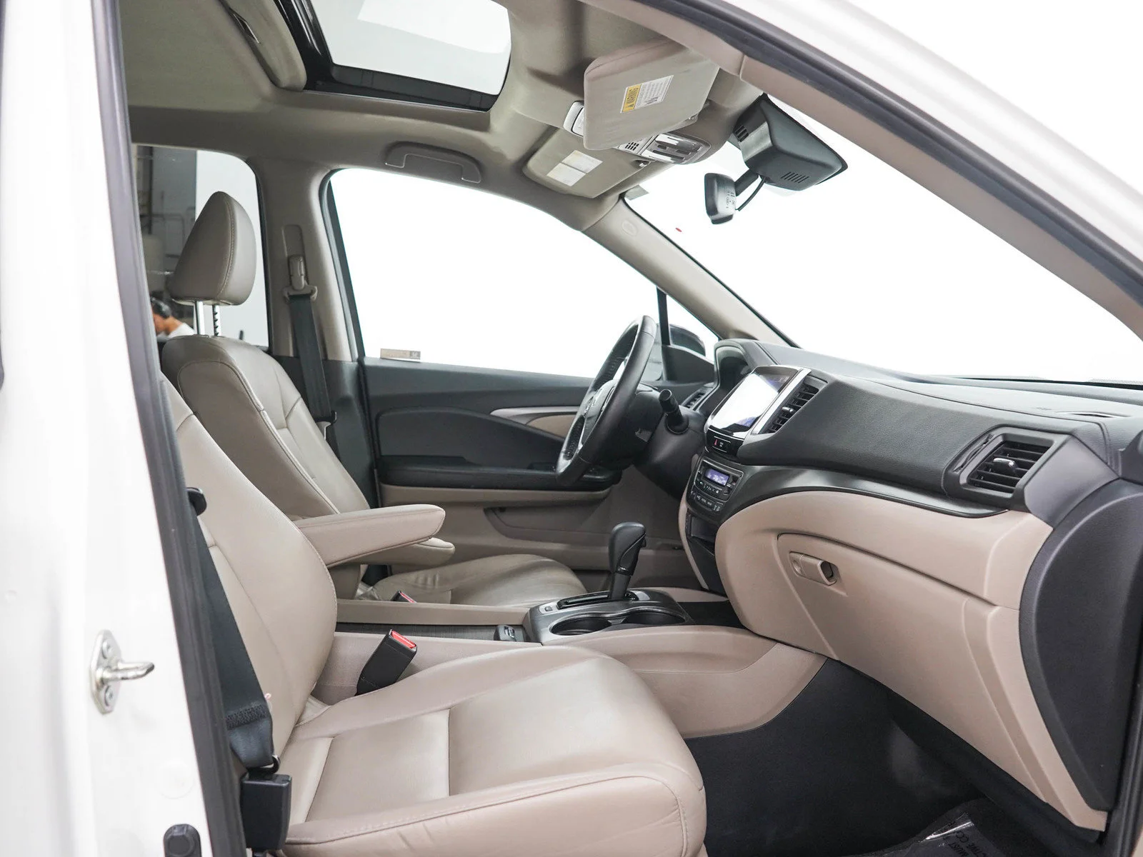 Used 2018 White Diamond Pearl Honda exl image 13