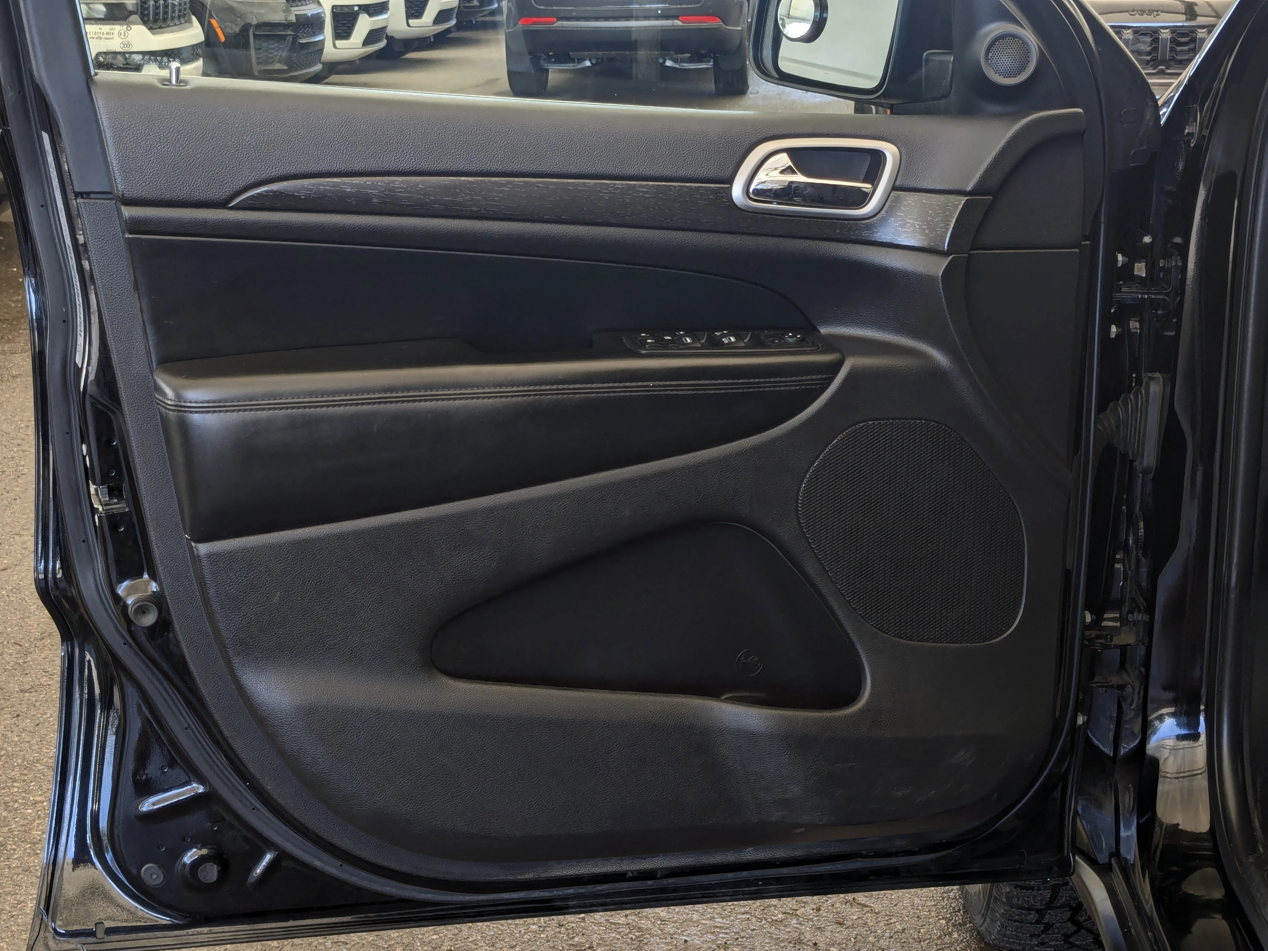 Used 2018 Black Jeep Laredo - - 3.6L Pentastar V6 - Quadra-Trac I 4x4 - Keyless Go - ParkView & ParkSense & More! image 12