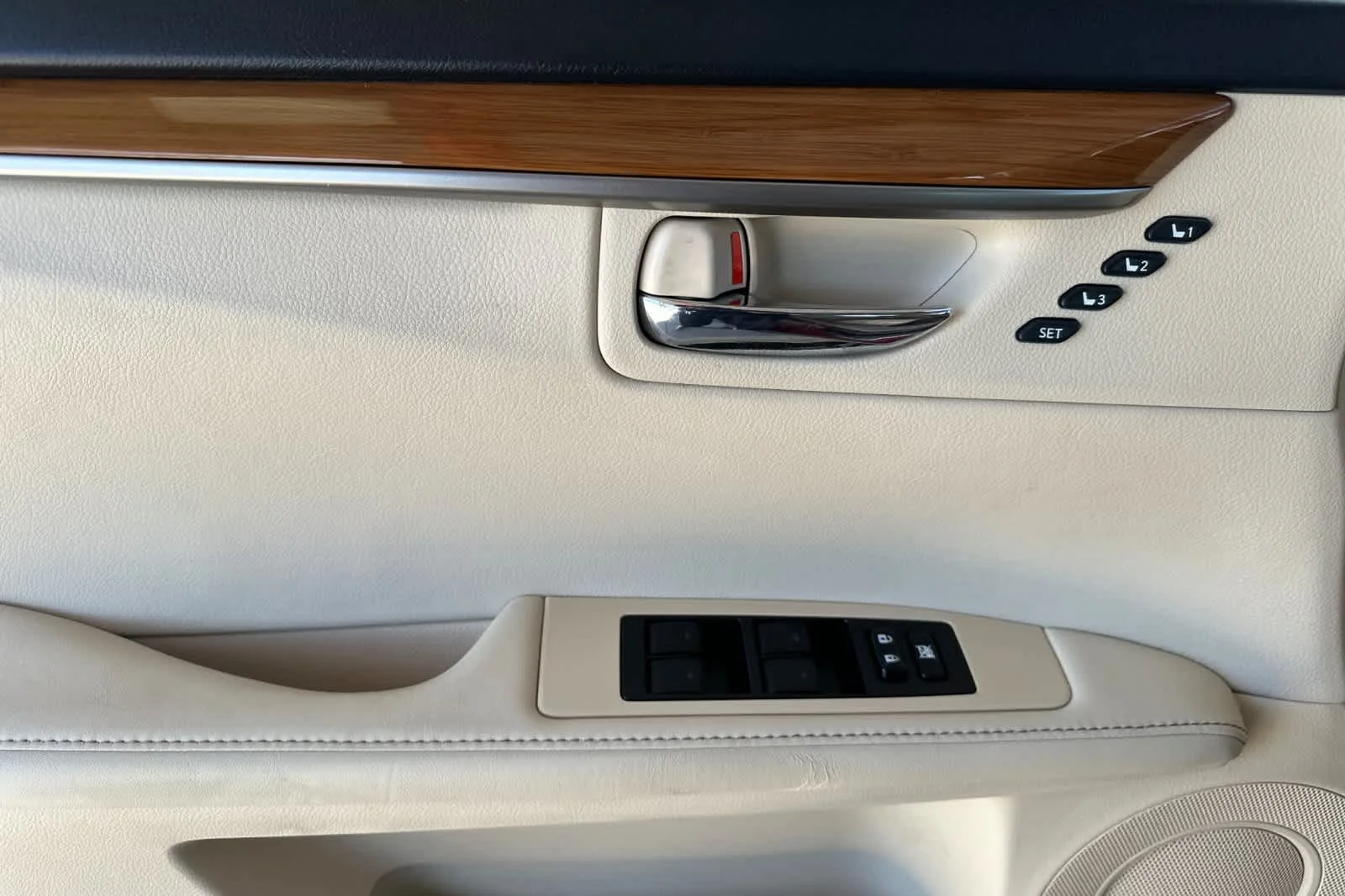Used 2014 Matador Red Mica Lexus Hybrid image 12