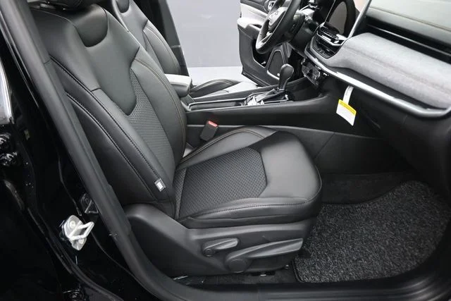 New 2026 Diamond Black Crystal Pearlcoat Jeep  image 22