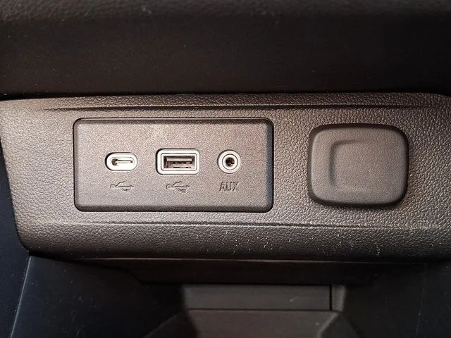Used 2023 Summit White Buick Preferred image 23