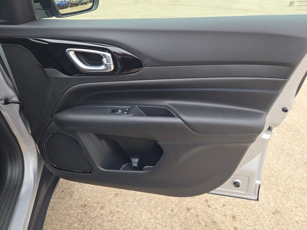 New 2026 Silver Zynith Metallic Clearcoat Jeep Latitude image 7