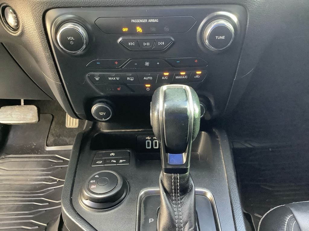Used 2020 Silver Ford Lariat image 29
