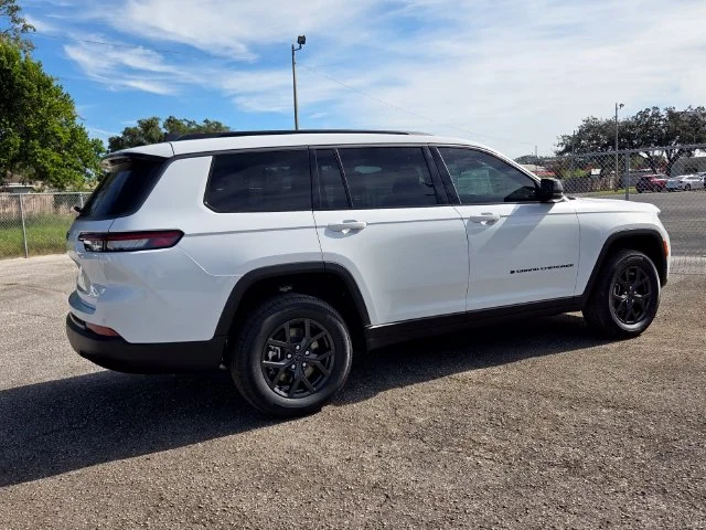New 2027 Bright White Clear-Coat Paint Jeep Laredo Altitude image 8