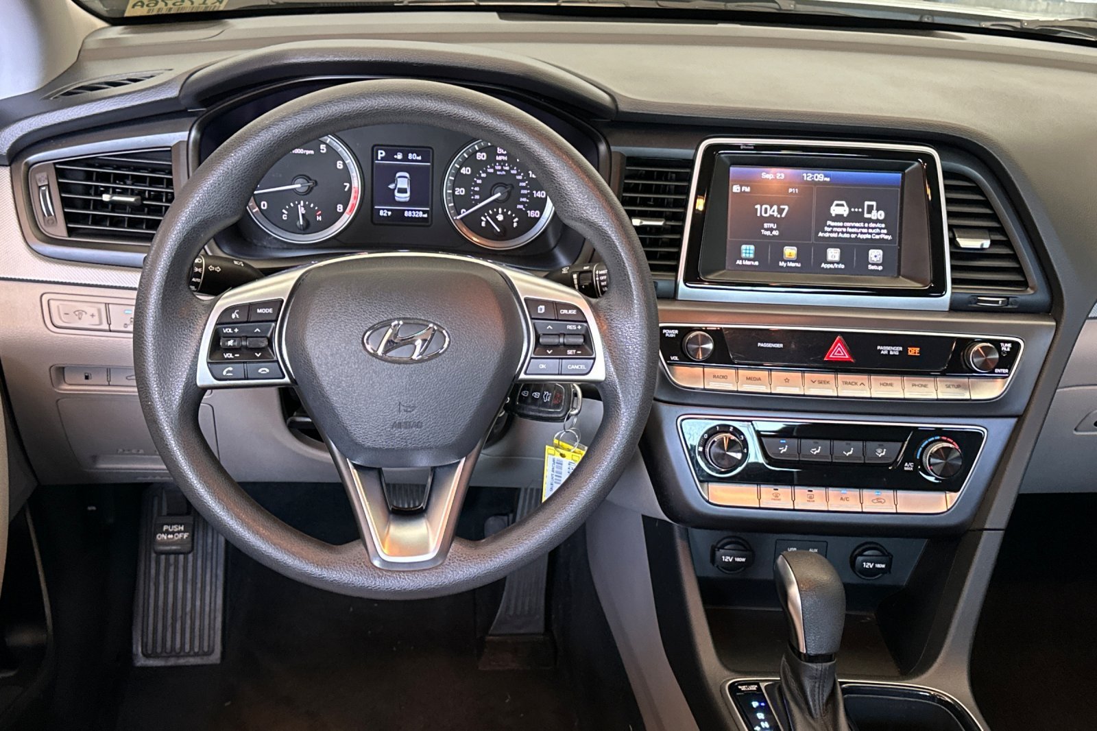Used 2018 Silver Hyundai SE image 15