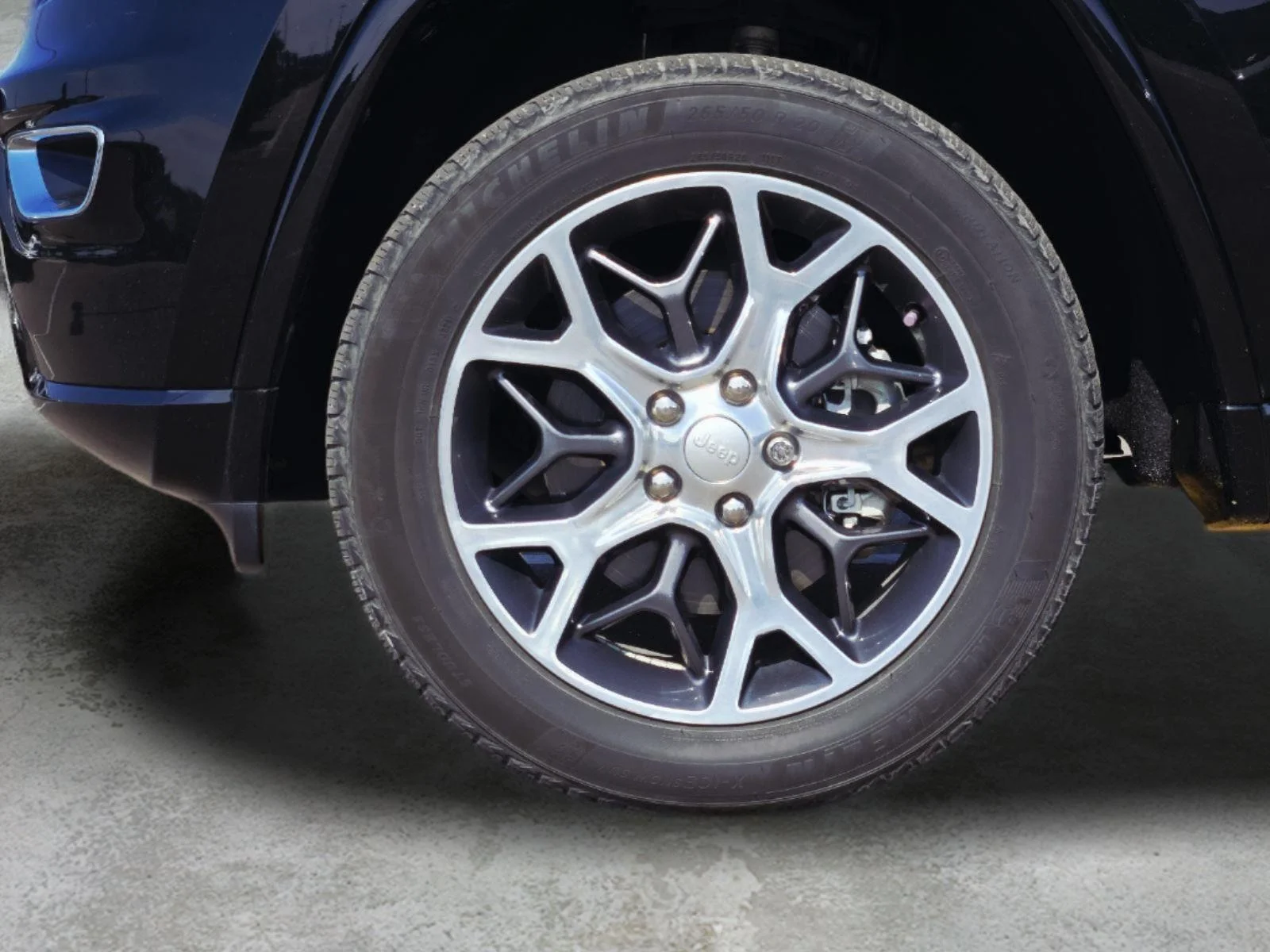 Used 2019 Diamond Black Crystal Pearlcoat Jeep Overland image 9