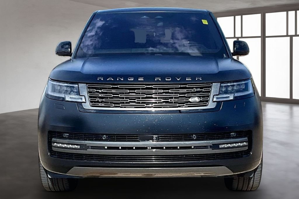 Used 2023  Land Rover SE image 3