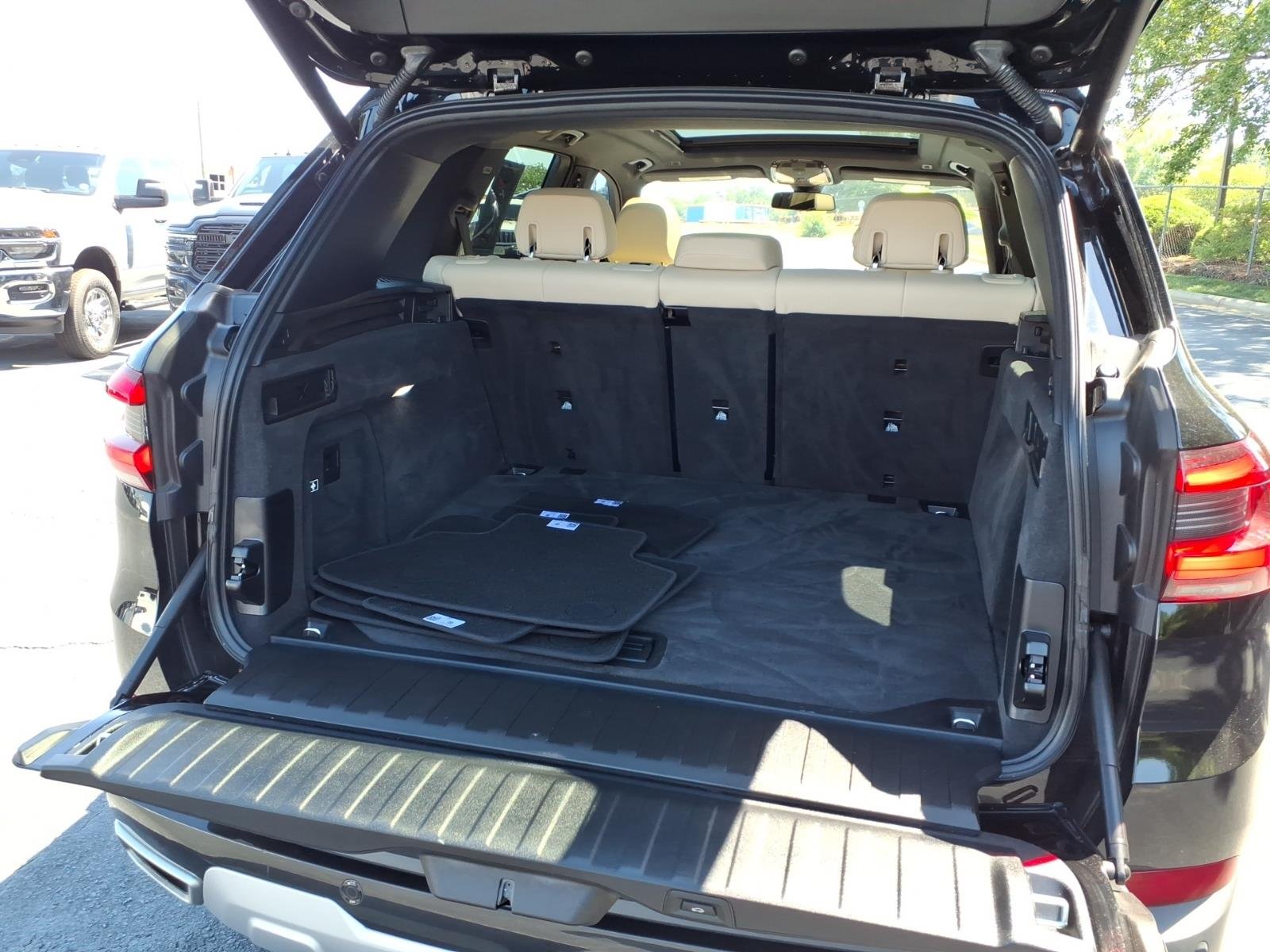 Used 2022 Black BMW xDrive40i image 22