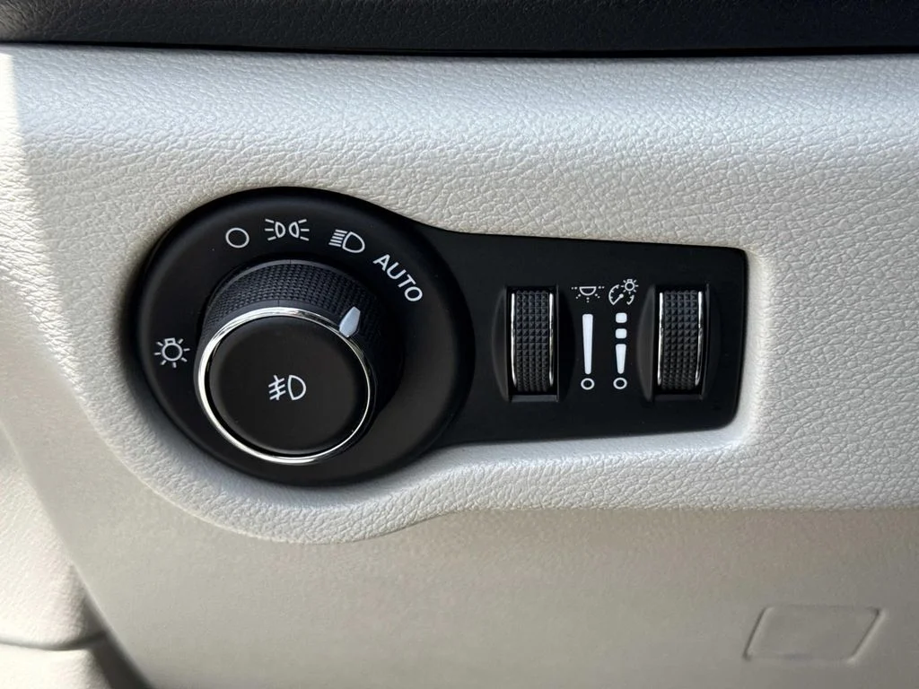Used 2018 White Chrysler Touring L image 41