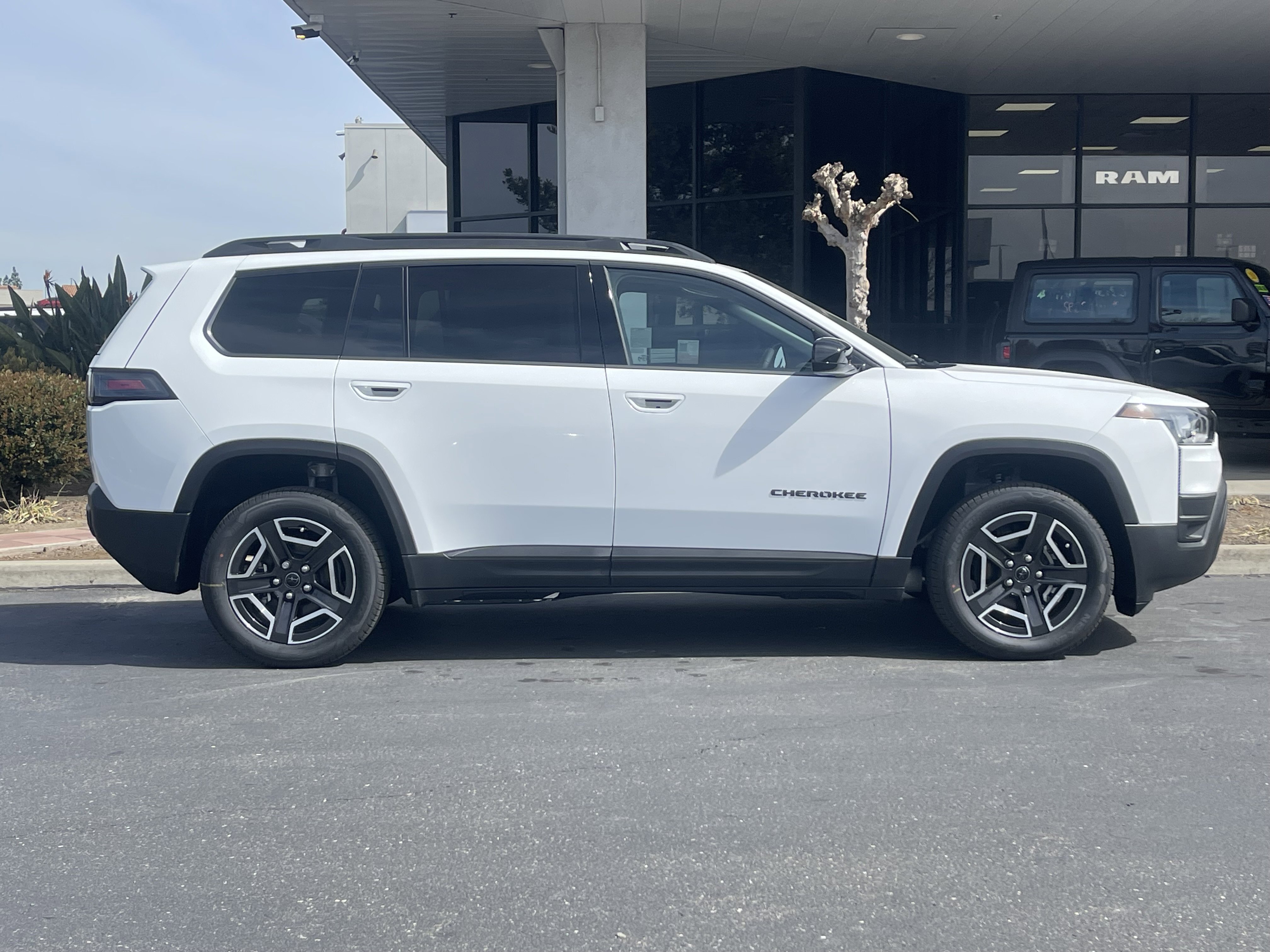 New 2026 Bright White Clear-Coat Exterior Paint Jeep Laredo image 6