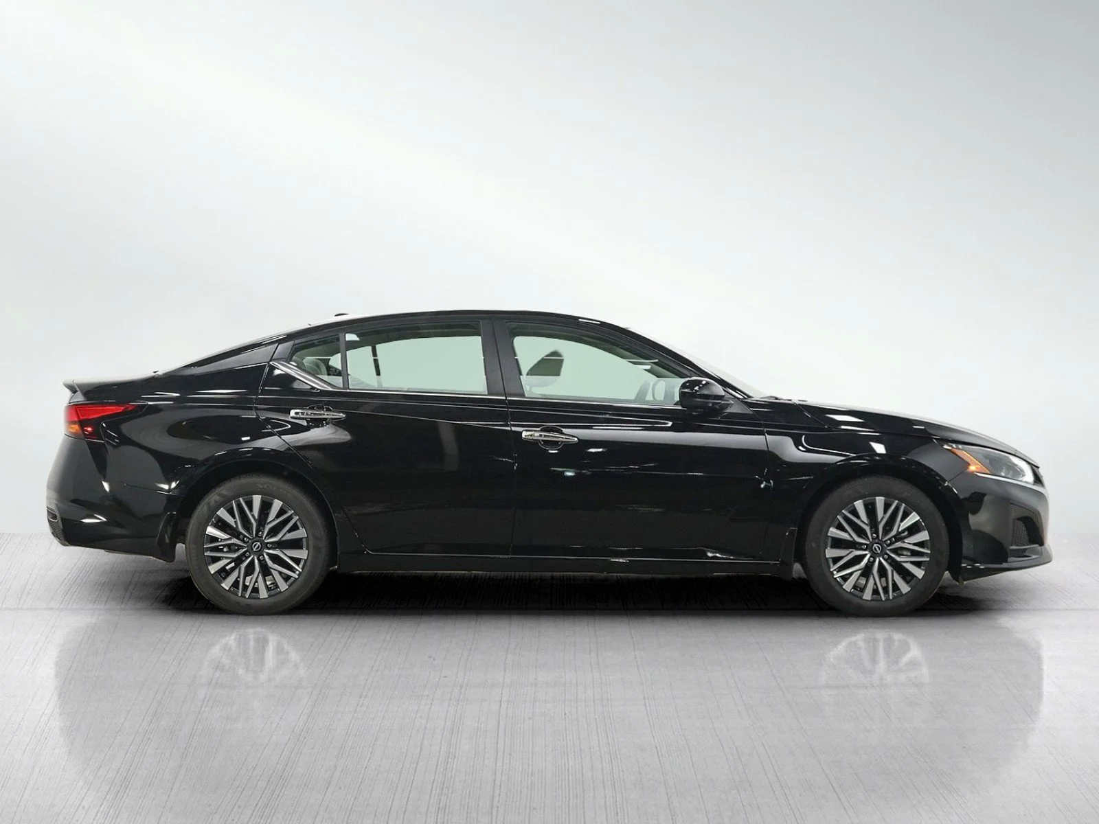 Used 2025 Super Black Clearcoat Nissan 2.5 SV image 6