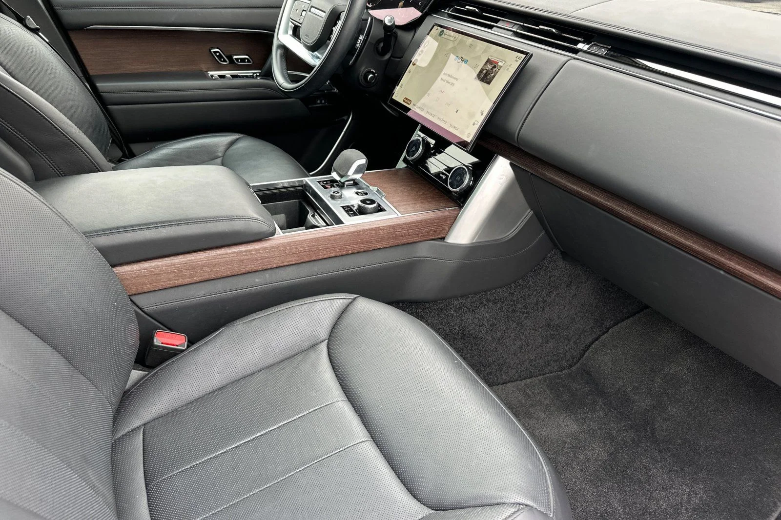 Used 2023 Blue Land Rover SE image 19