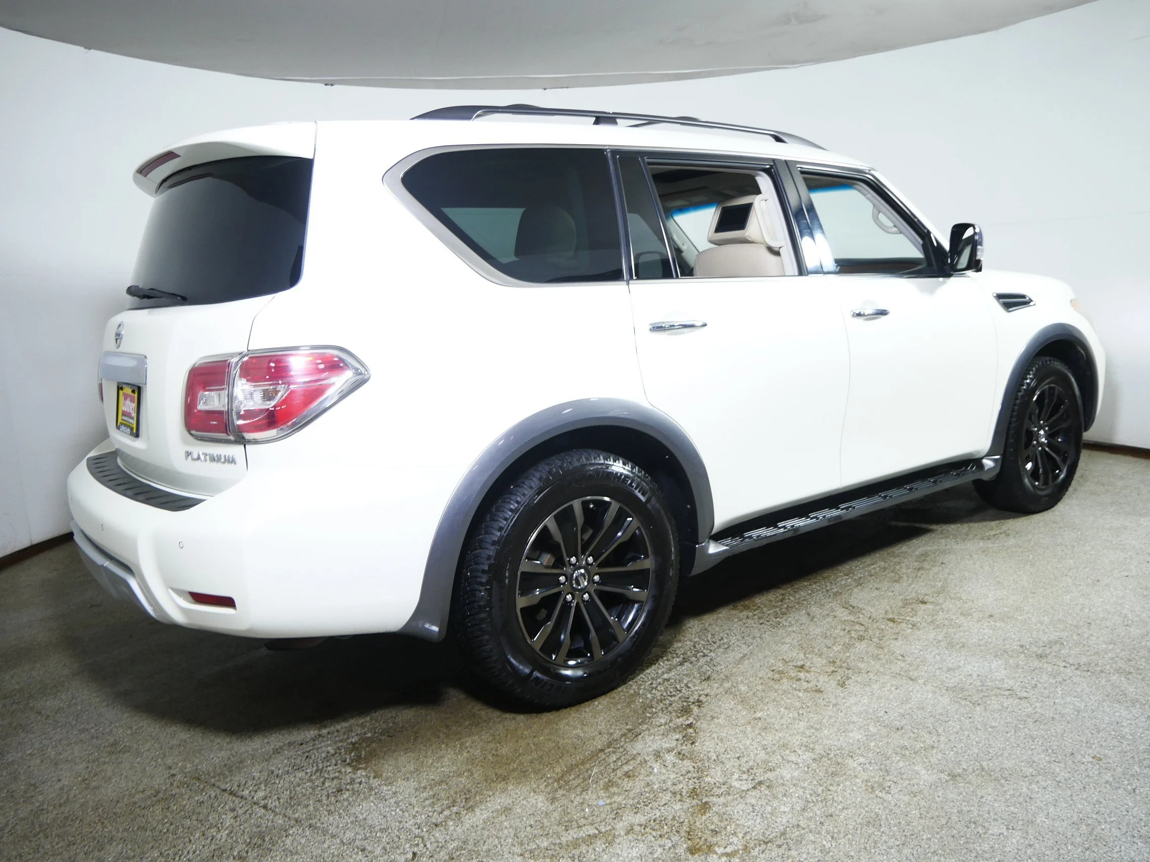 Used 2017 Pearl White Nissan Platinum image 7