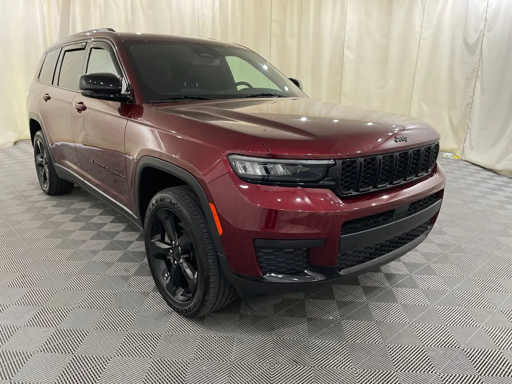 Used 2024 Velvet Red Pearlcoat Jeep Altitude X image 4