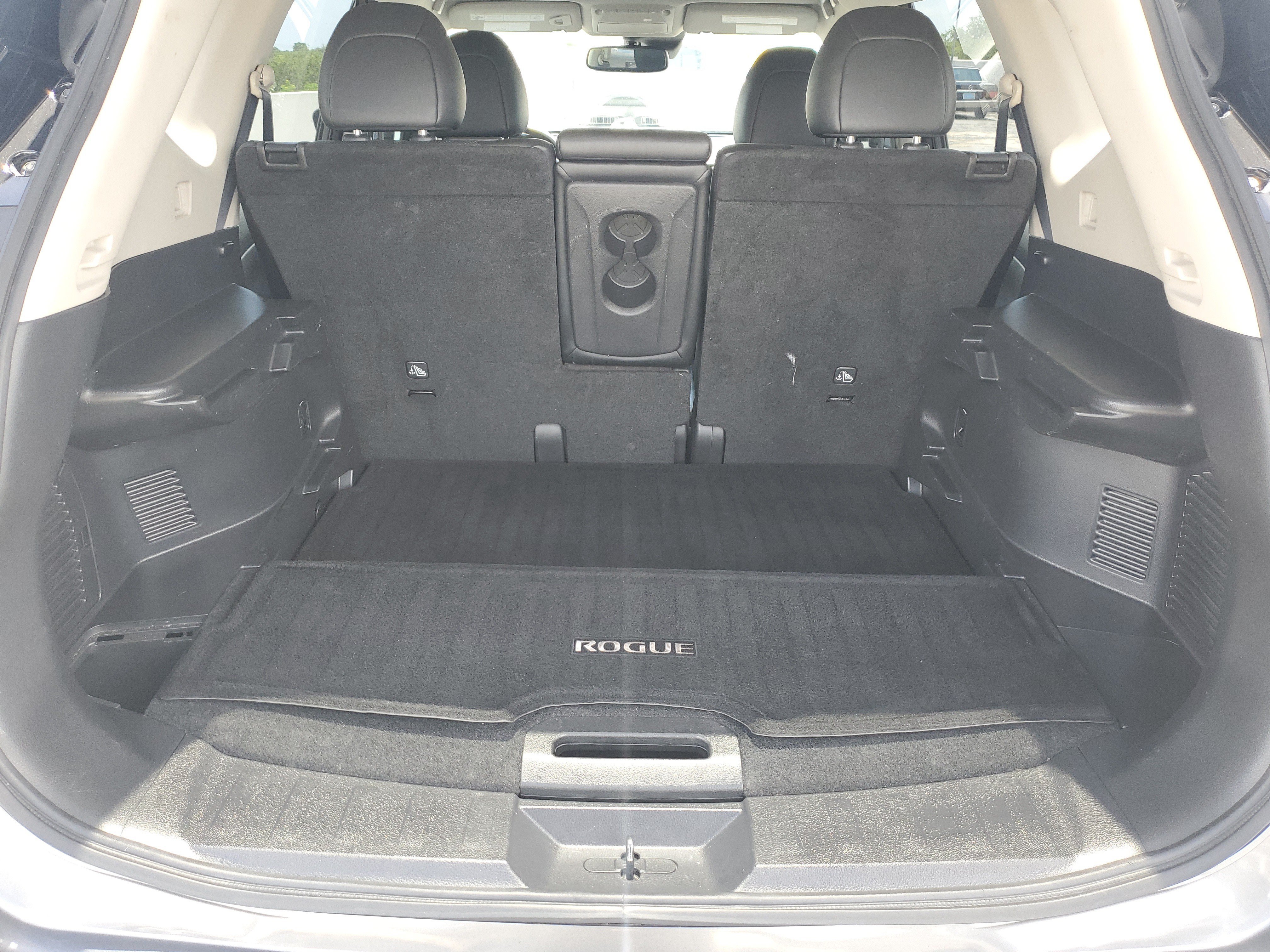 Used 2018 Gun Metallic Nissan SL image 9