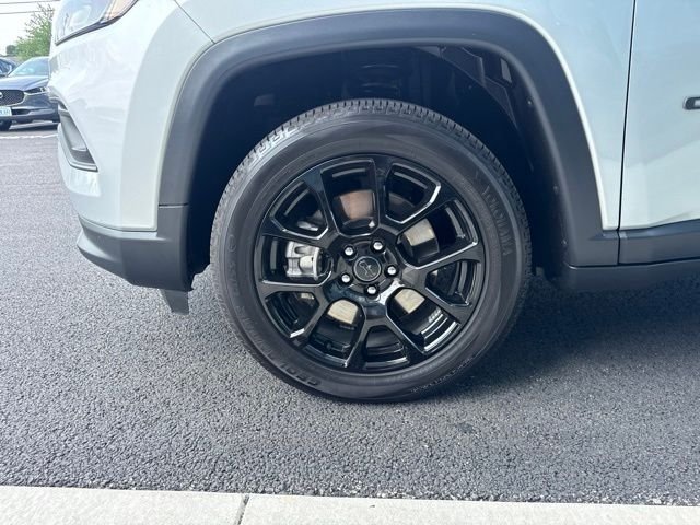 Used 2025 Silver Jeep Latitude image 9