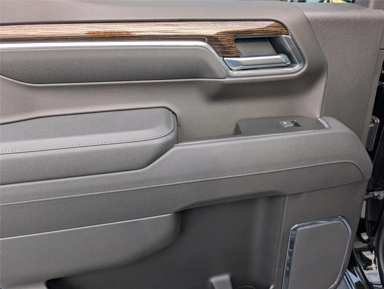 New 2026 Onyx Black GMC Elevation image 10