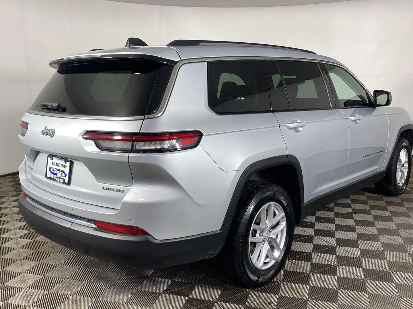 Used 2023 Silver Zynith Jeep Laredo image 5