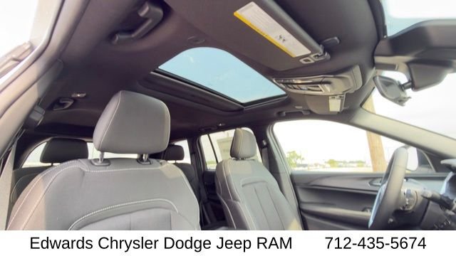 New 2026 Bright White Clear-Coat Exterior Paint Jeep Laredo X image 28