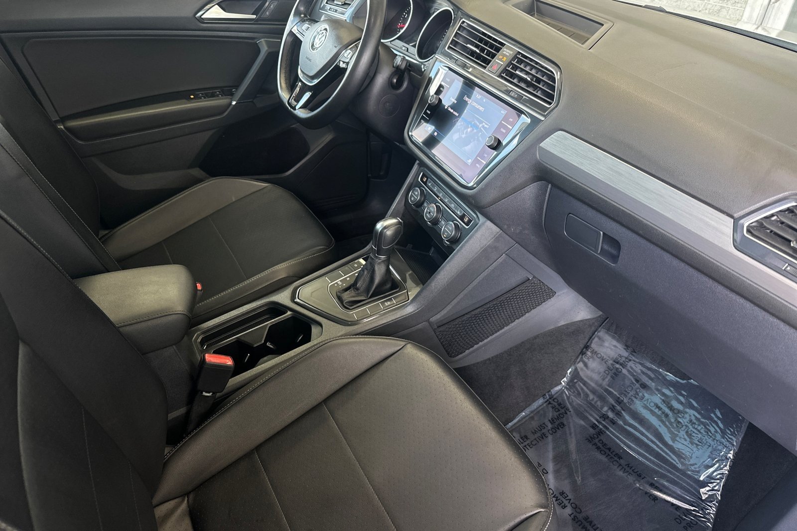 Used 2018 WHITE Volkswagen SEL image 16