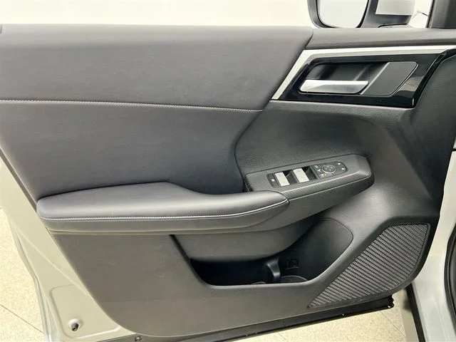 Used 2024 Silver Mitsubishi SE image 21