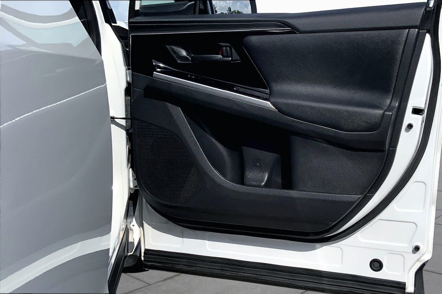 Used 2025 Wind Chill Pearl Toyota XLE image 21