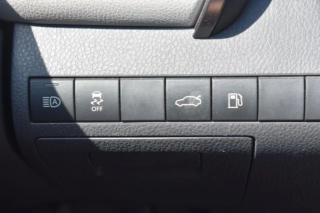 Used 2018 Silver Toyota LE image 22