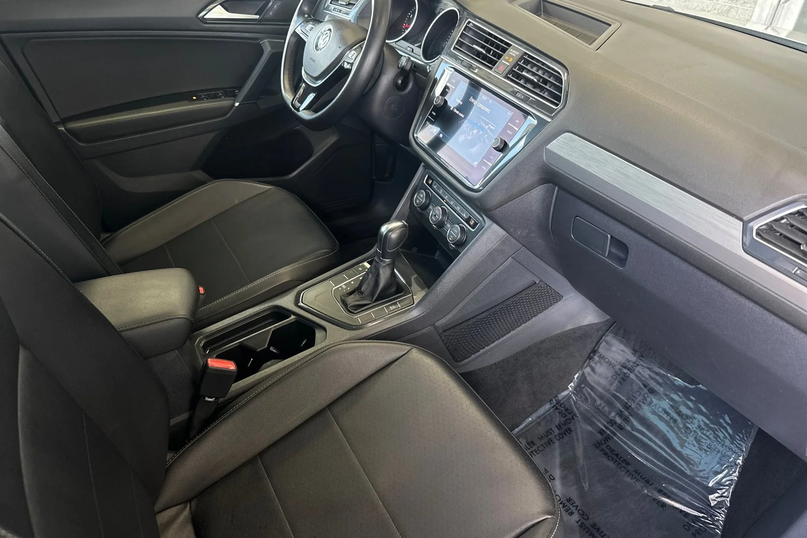 Used 2018 WHITE Volkswagen SEL image 16