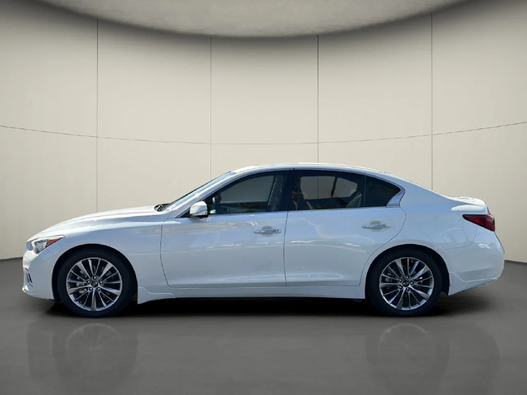 Used 2023 White INFINITI LUXE image 4